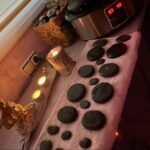 exposicion de las piedras calientes sobre una camilla