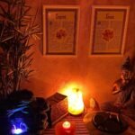 Espacio de relax con incienso, luces tenues y velas aromaticas